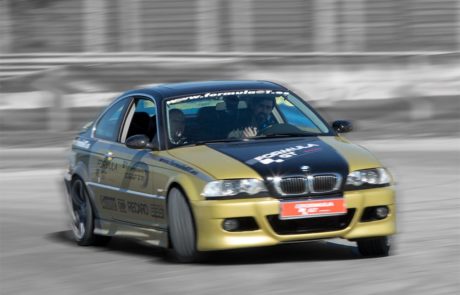 Hombre conduciendo un BMW